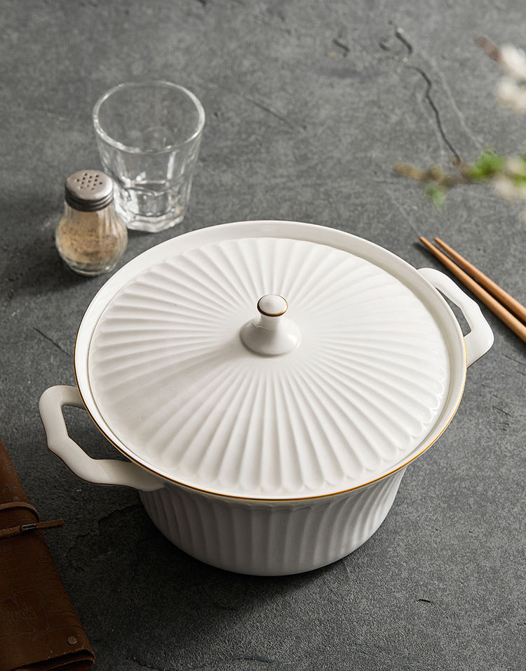 Porcelain casserole pot with gold details