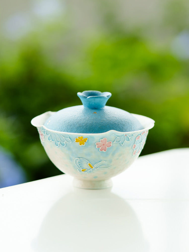 Porcelain gaiwan with blue floral artwork