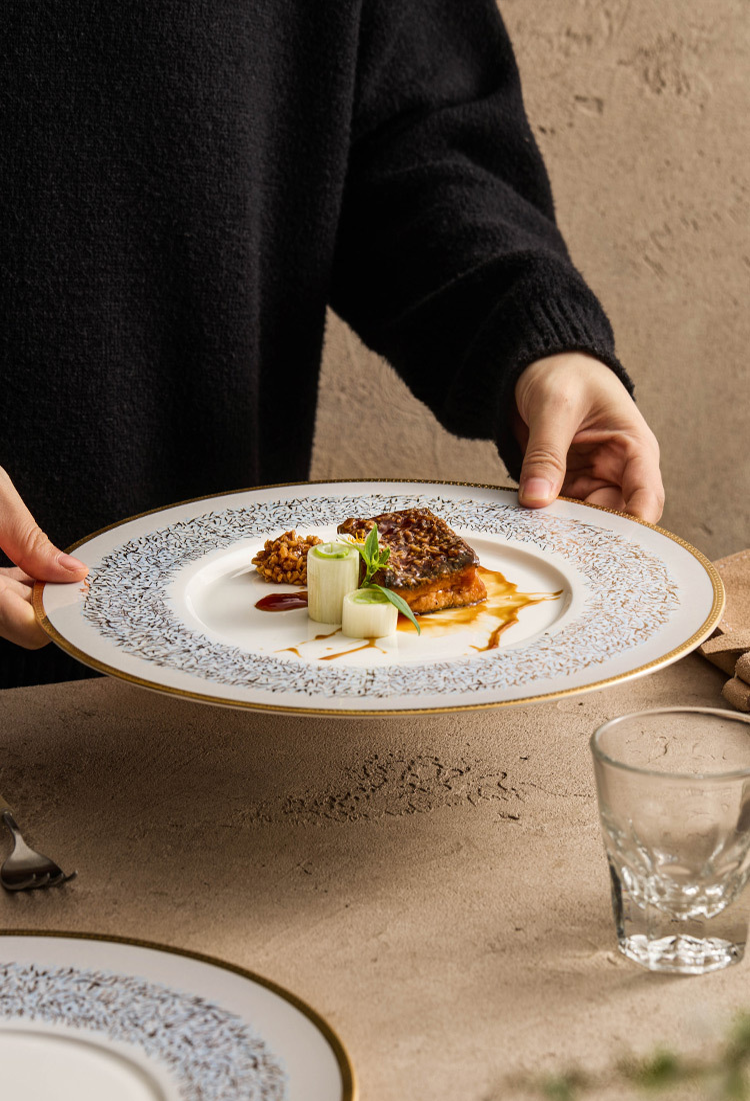 Premium round plate with blue gradient wide rim