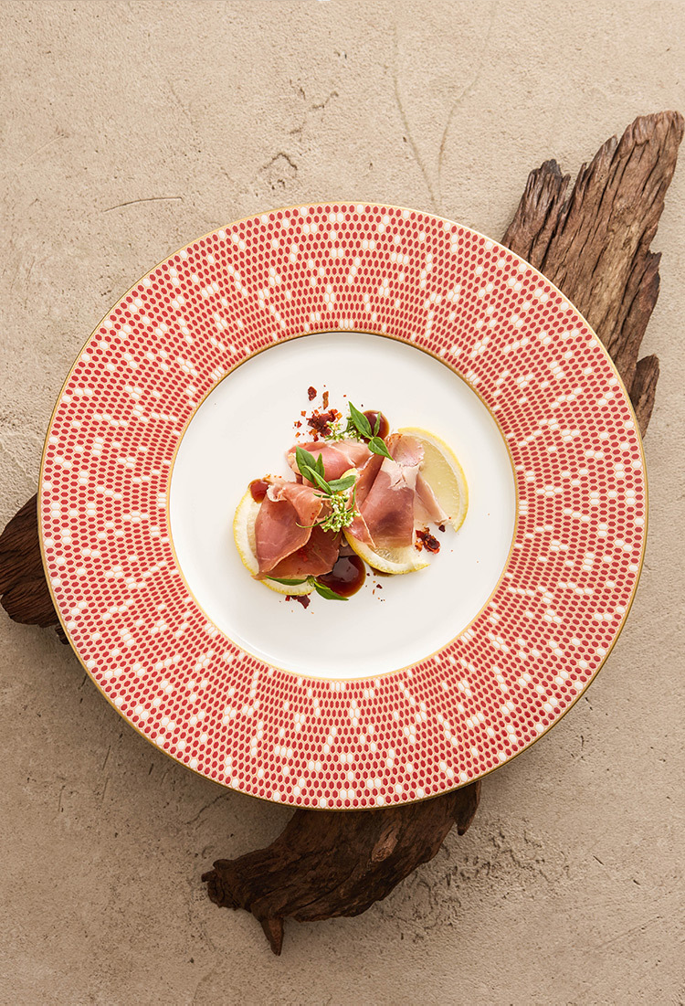 Professional-grade porcelain plate weighted at 620g for a substantial luxury feel.