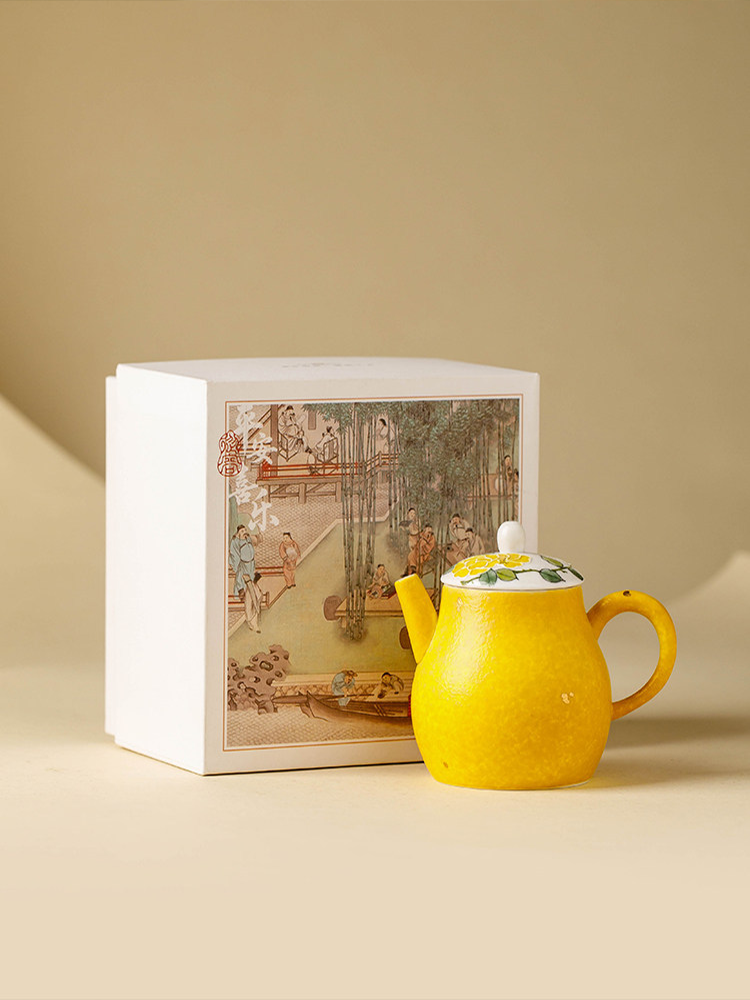 Professional 13cm square heritage gift box for tea connoisseurs.