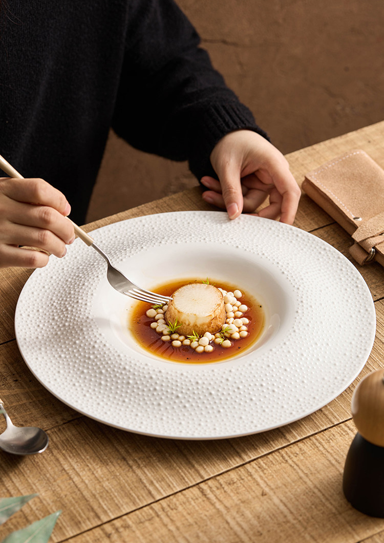 Professional 31cm matte white porcelain plate for luxury table service.
