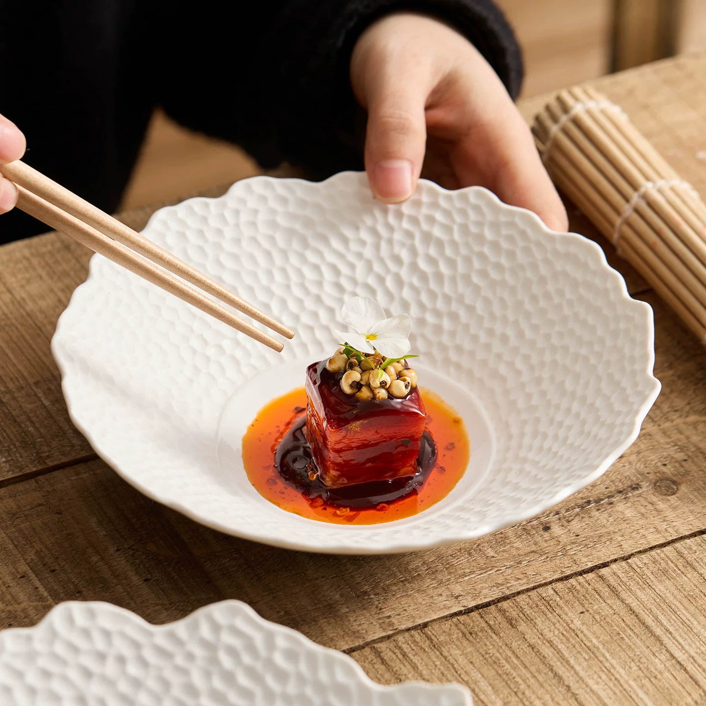 Professional 9-inch lattice bowl with 5.8cm height for salads and sides.