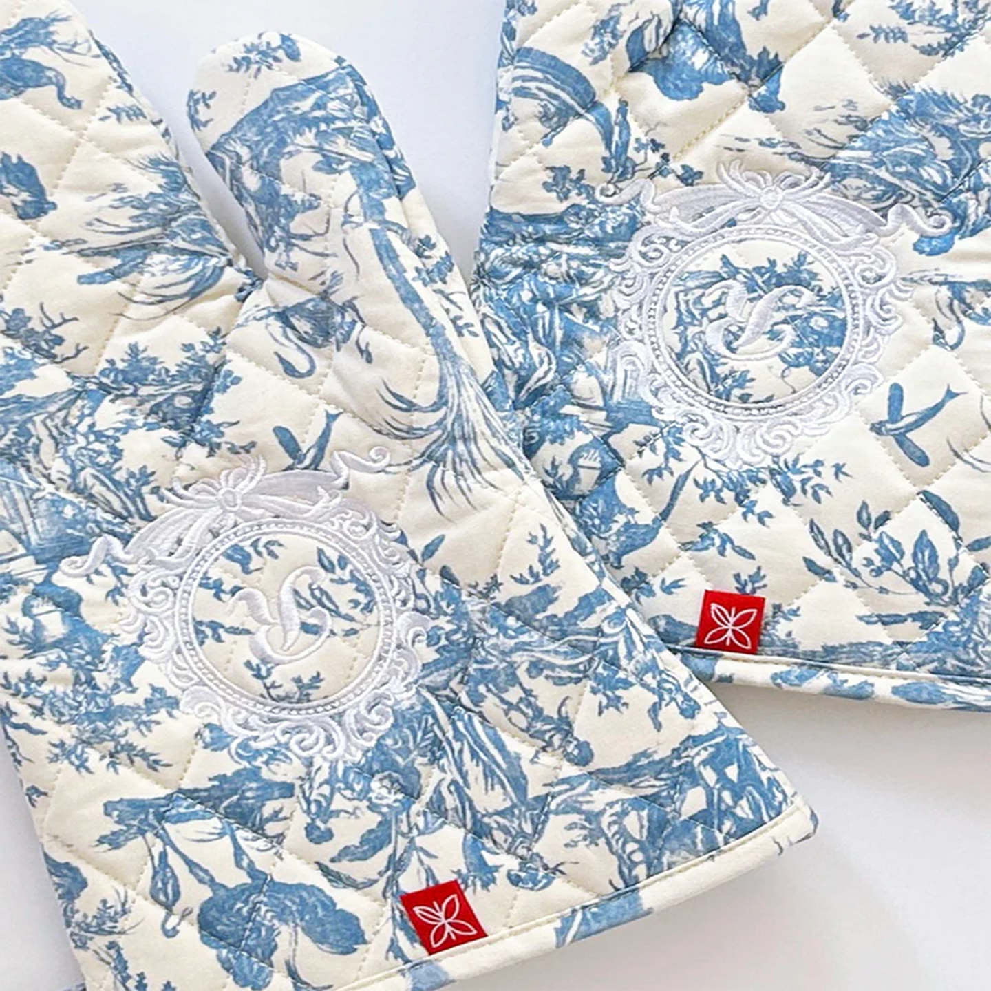 Quilted texture of the 190gsm premium cotton fabric on a pink French country style oven mitt.