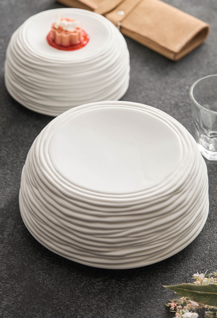 Ripple surface ceramic dinnerware for stylish food plating