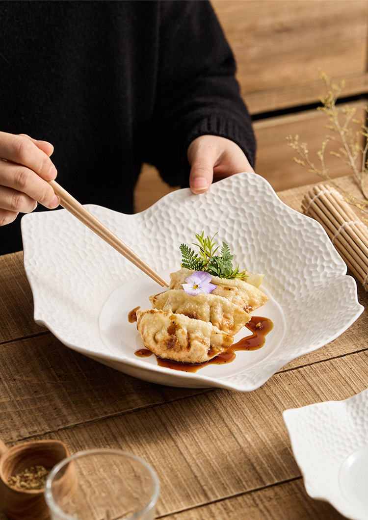 Scalloped irregular edge porcelain dish from GOSEUNG Heritage Collection.