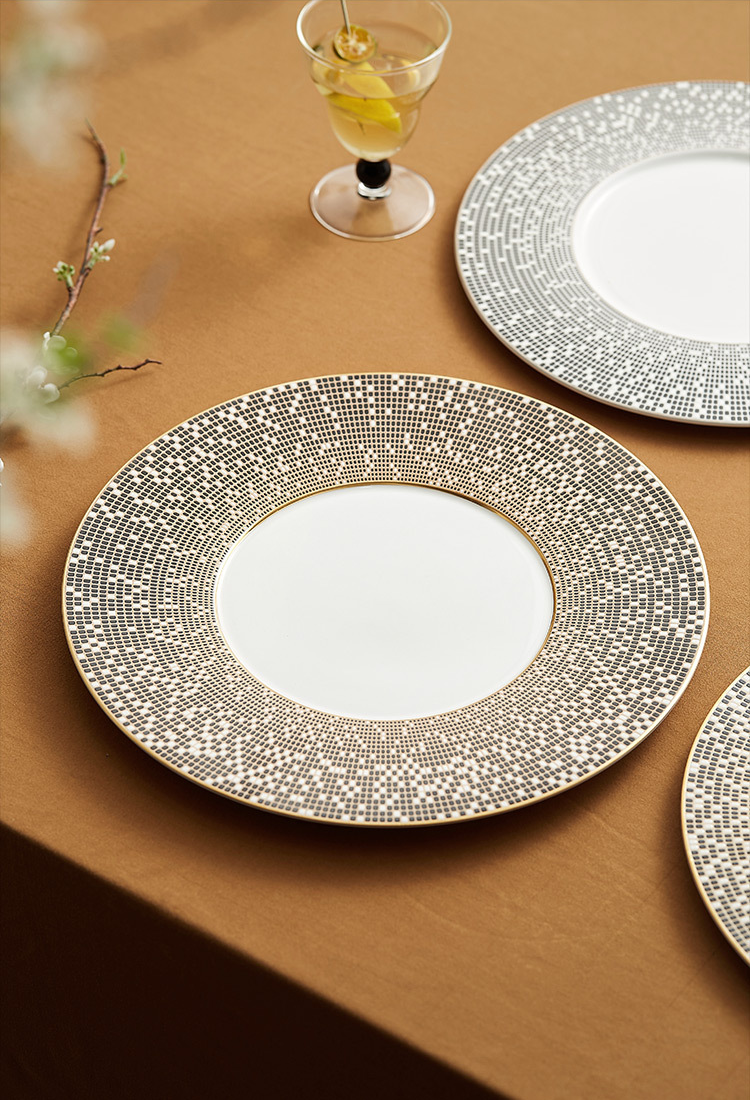 Scratch-resistant glazed porcelain dish with mosaic texture