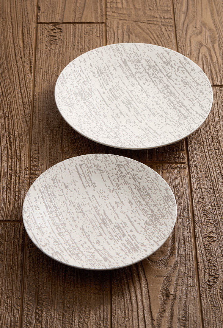 Scratch-resistant white ceramic plate with gray print