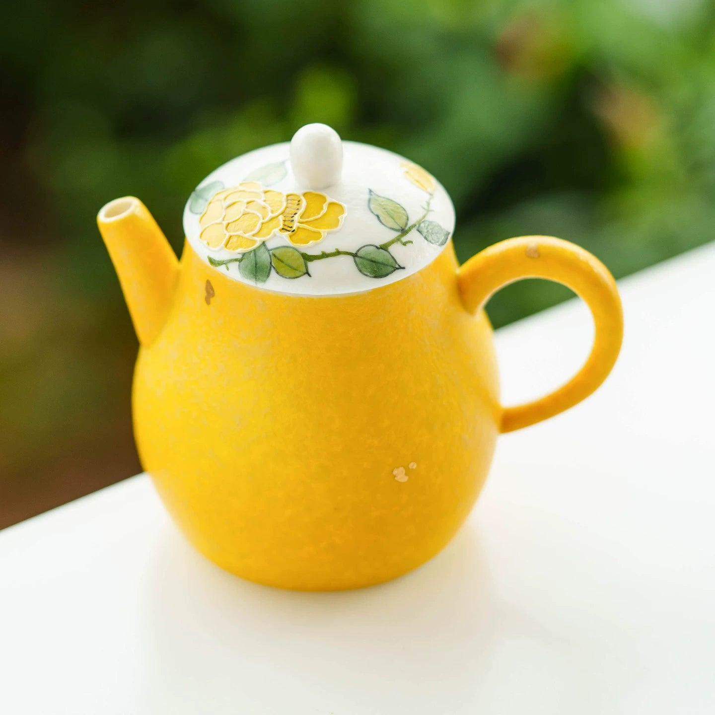 Side view of a 136g artisanal teapot showing the 8.6cm height and 5.3cm base.