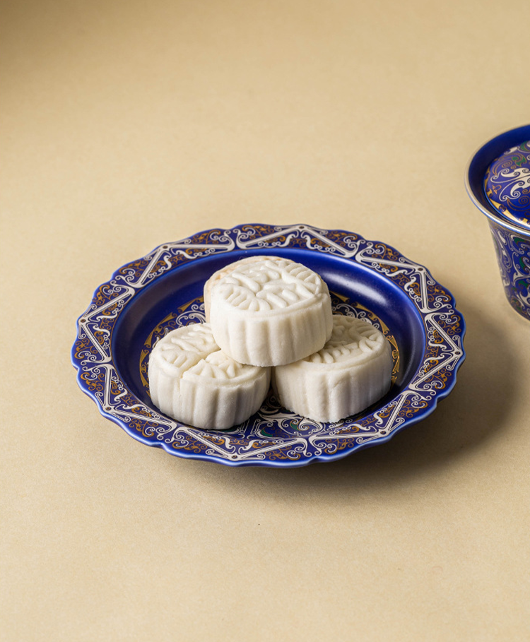 Silver-decorated blue porcelain saucer for Gongfu tea presentation