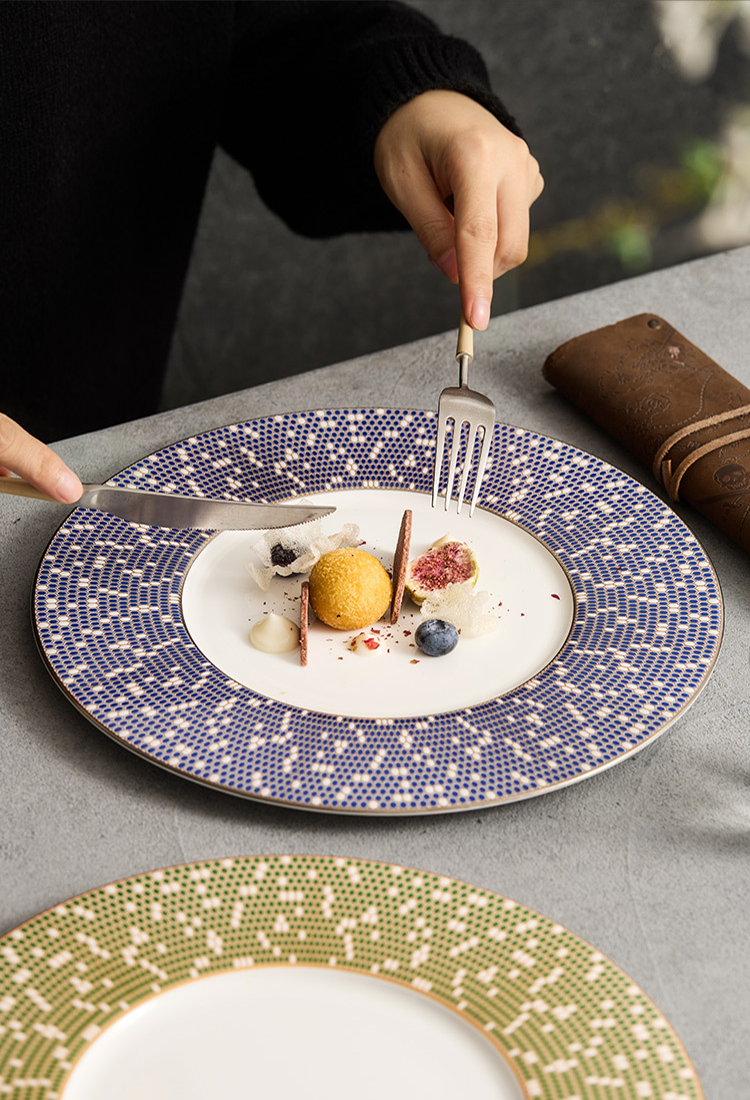 Sleek circular dinner plate with a flat 1.3cm profile for contemporary hosting.