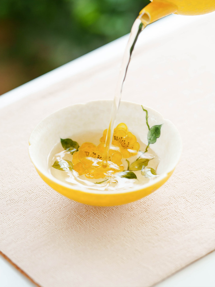 Tea cup gift set including a premium box with traditional Chinese landscape art.