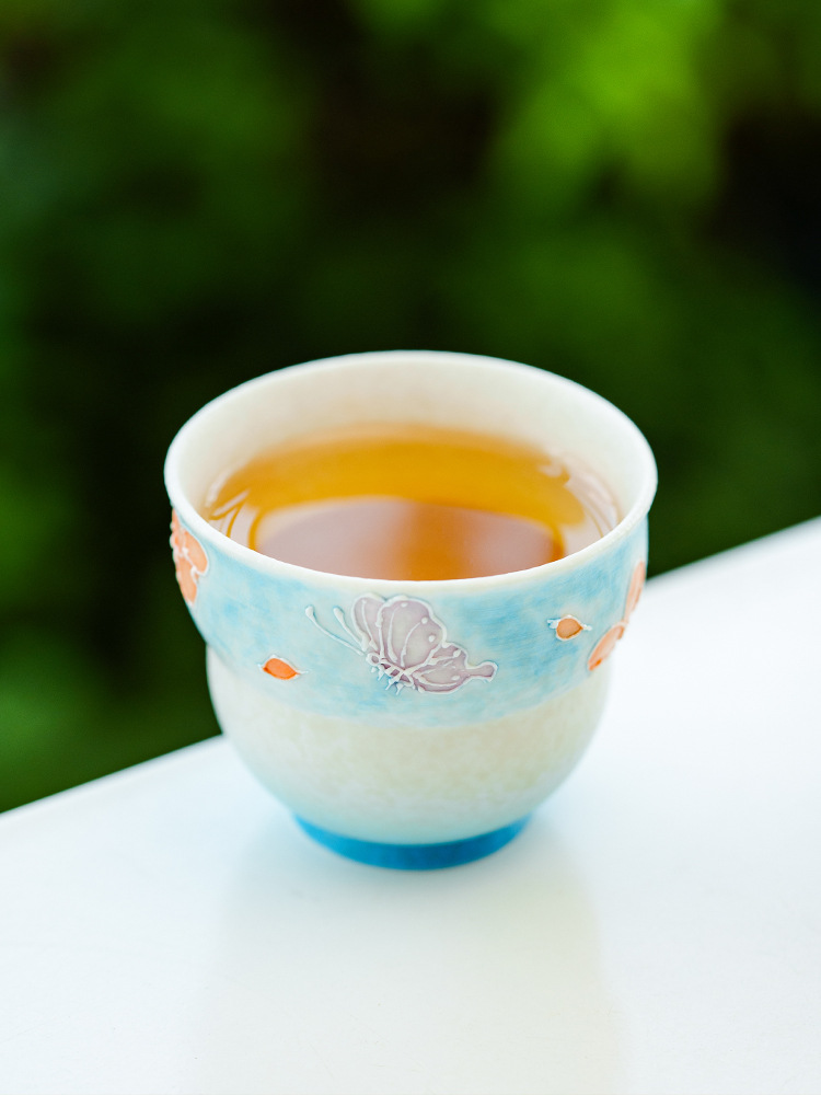 Tea tasting cup displayed with illustrated gift box