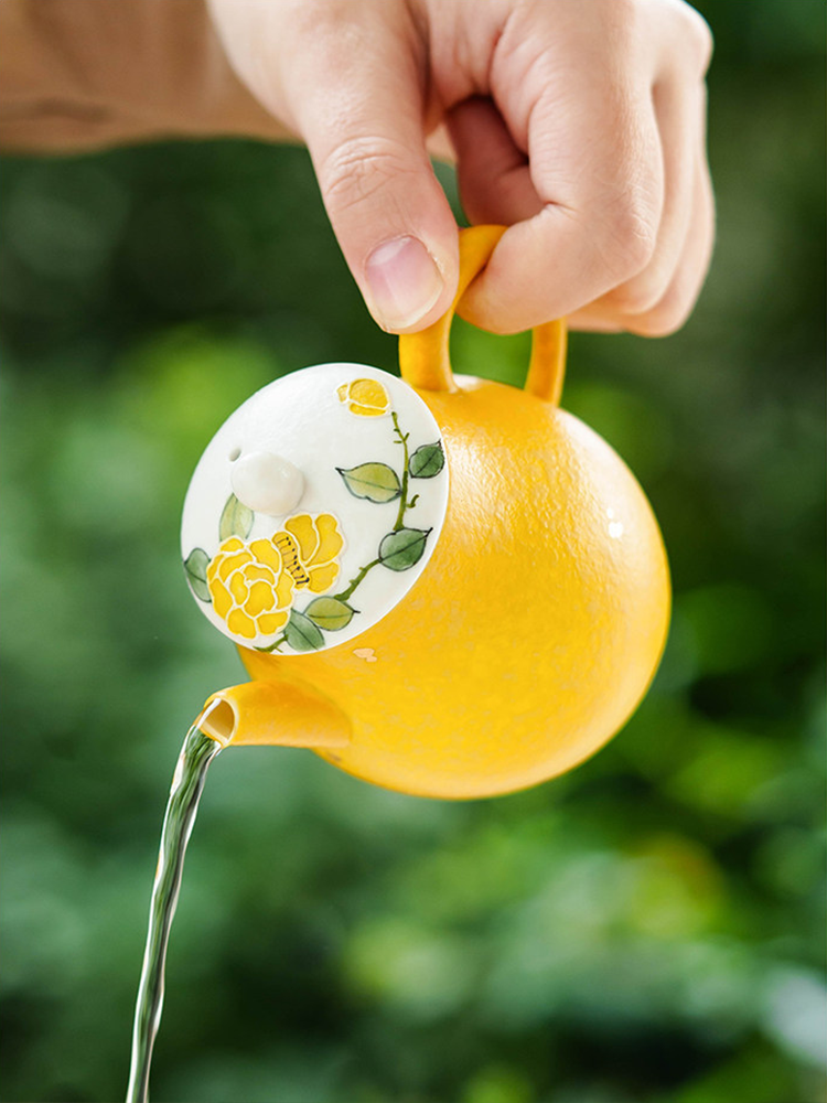 Technical drawing of a 125ml teapot with dimensions 9.7cm length by 7cm width.