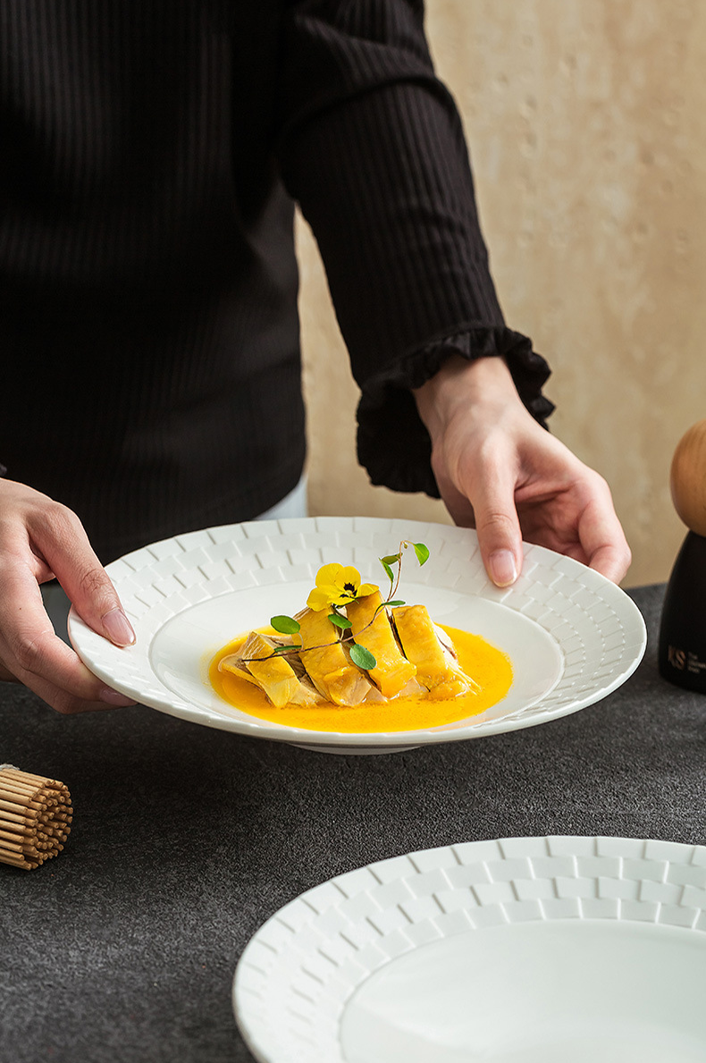 Textured rim plating plate suitable for gourmet cuisine