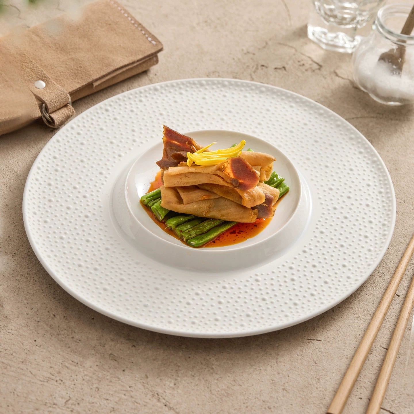Textured rim porcelain dinner plate with inner coupe design for modern fine dining presentation