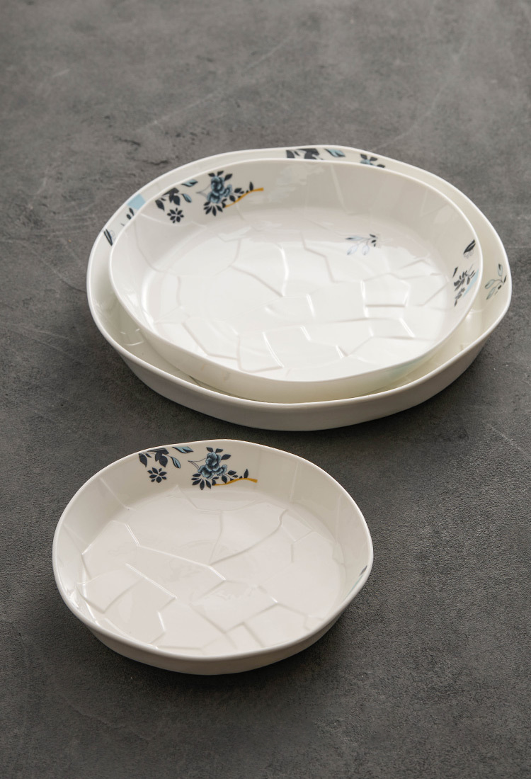 Textured rim porcelain plate inspired by natural patterns.