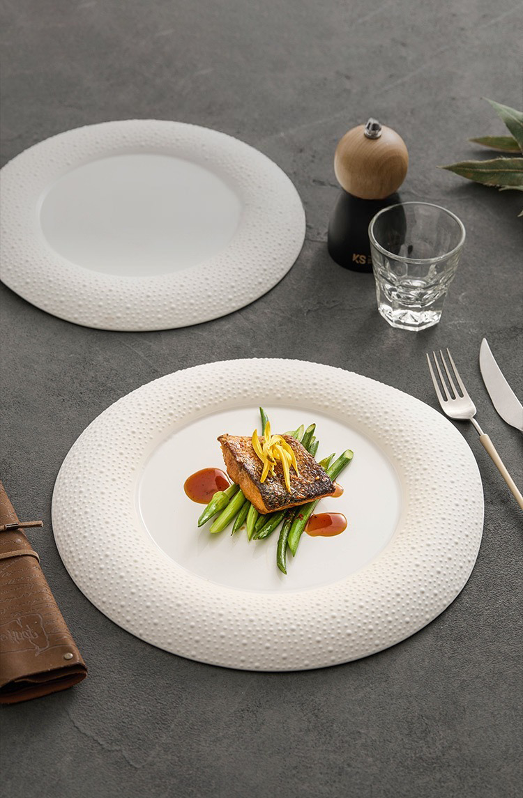Textured round porcelain plate highlighting GOSEUNG’s quiet luxury aesthetic.