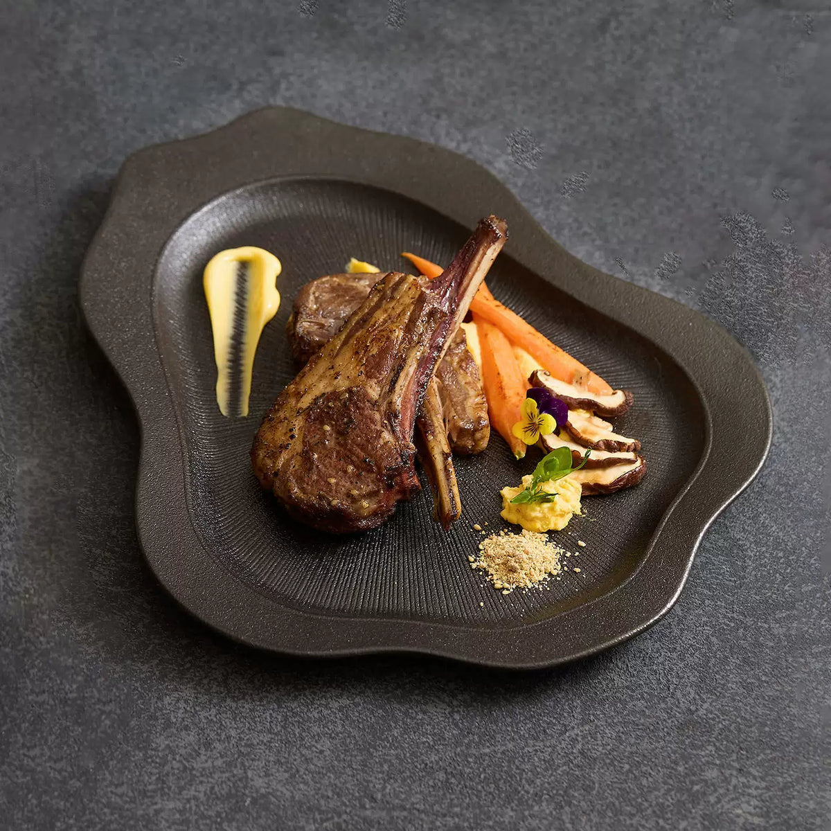 goseung organic wave ceramic platter with seared steak presentation